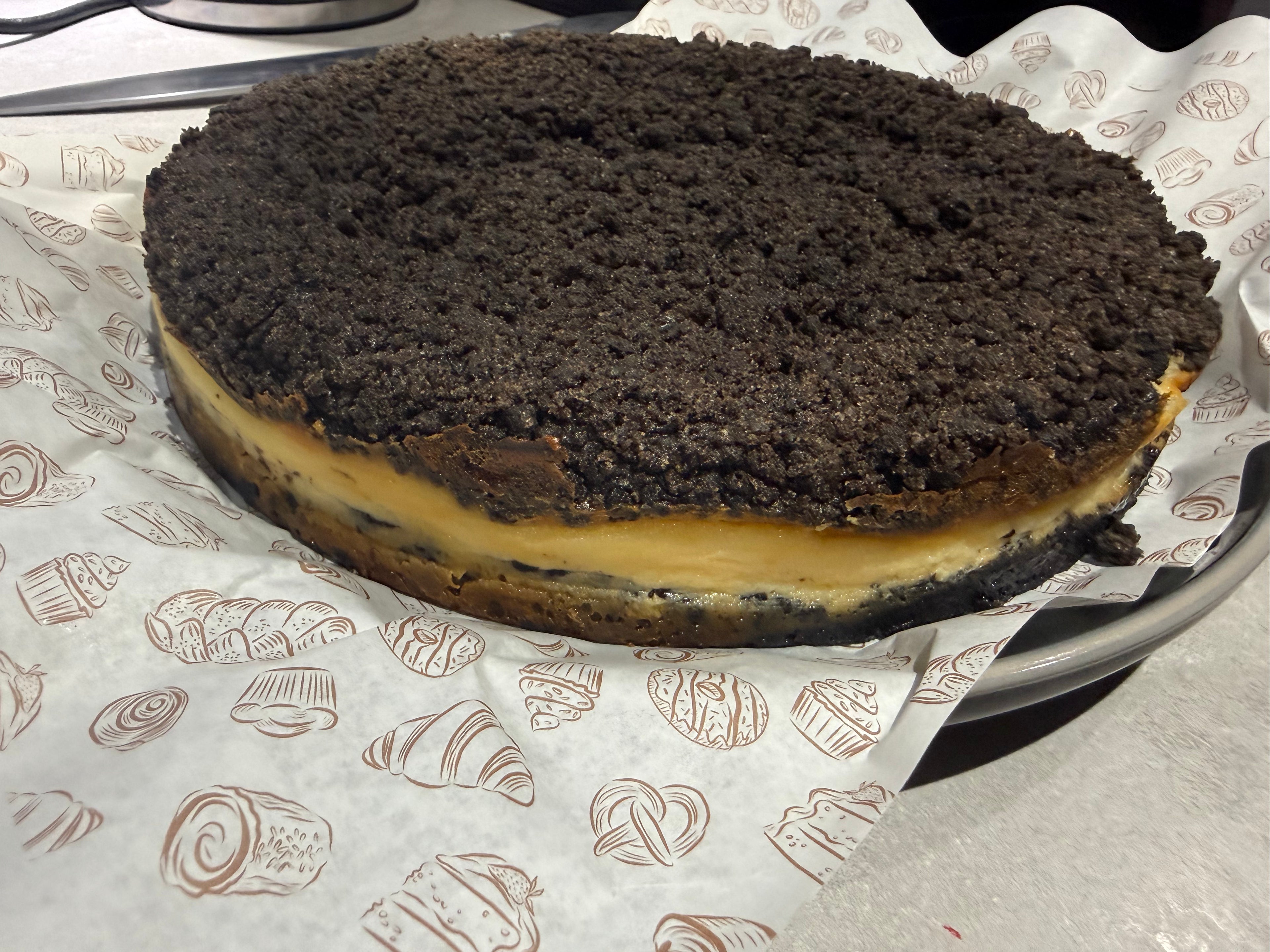 Baked Vanilla & Oreo Crumble Cheesecake
