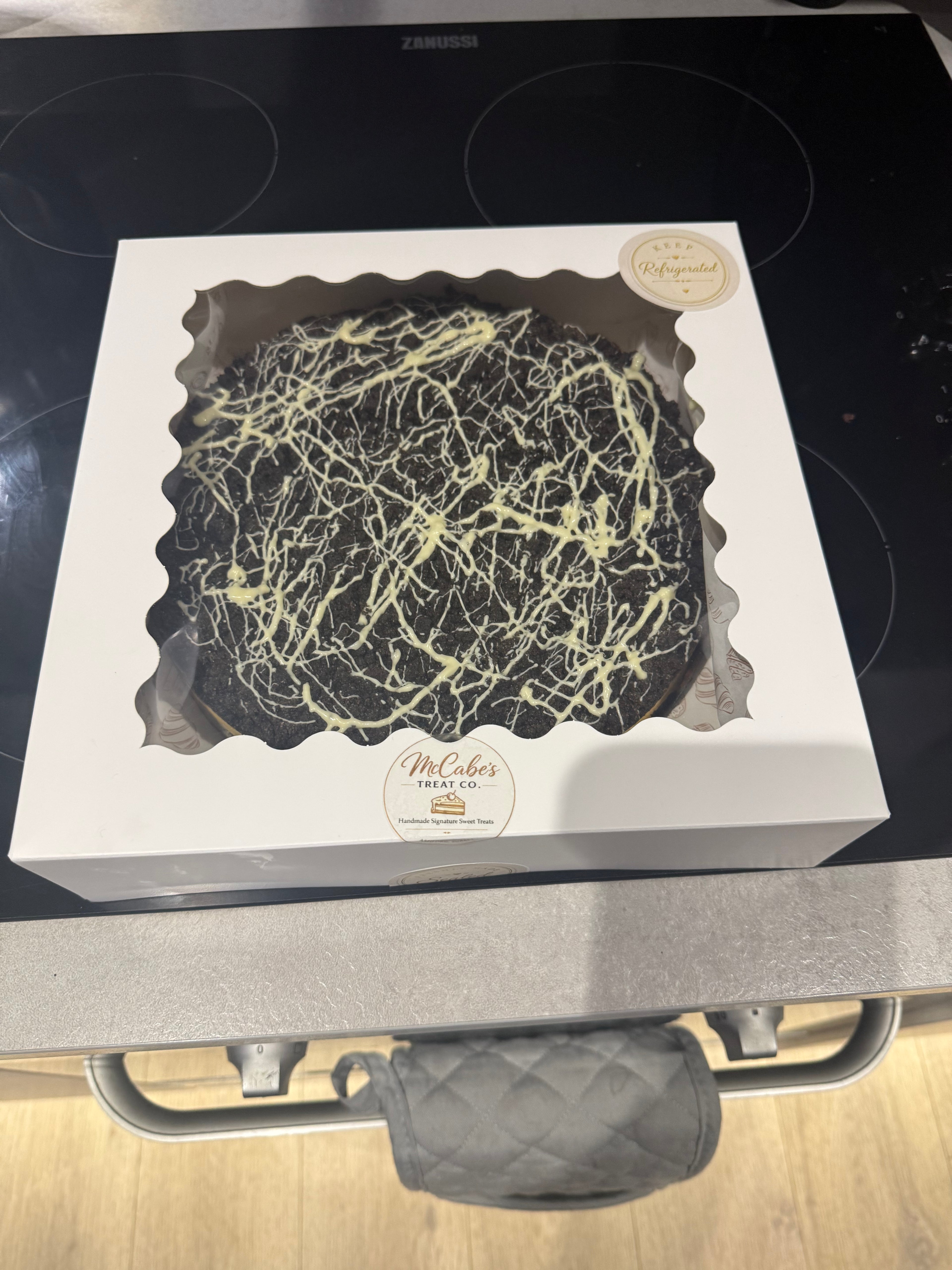 Baked Vanilla & Oreo Crumble Cheesecake